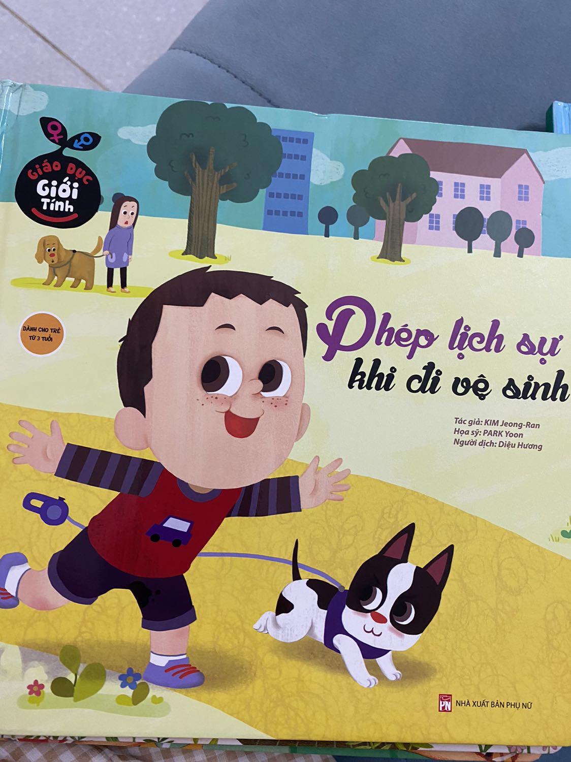 Sách bìa cứng, hình minh hoạ đẹp tuyệt, dễ hiểu dễ đọc, bé nhà mình vô cùng thích thú