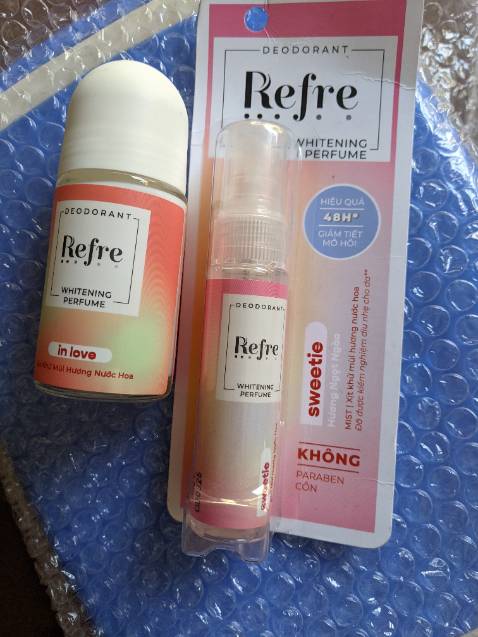 Lần đầu tiên mình dùng loại này của nhà Refre. Cá nhân mình thấy chai dạng xịt này khá tiện lợi, nhỏ gọn, dễ bỏ vào túi mang đi. Mùi hương sweetie ngọt thanh nhẹ nhàng mà không nồng gắt, ngửi thử 2 mùi của loại lăn và chai xịt thì mình thấy mùi này thơm hơn. Chai xịt còn có thể dùng xịt lên cổ và cổ tay cho thơm như nước hoa luôn mà mùi thì dễ chịu. 10đ💗