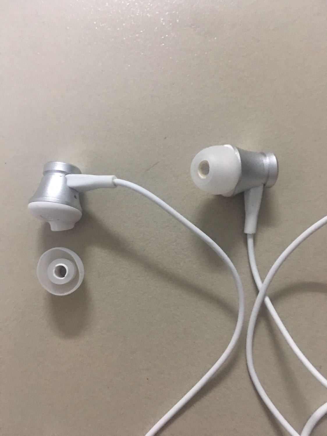 Như hàng mã. Mới mua có vài ngày, dùng được 2 lần mà một bên tai nghe bị gãy đôi. Đề nghị Shop cho đổi lại.