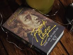 ‘Fryderyk Chopin: Cuộc đời và thời đại’ với độ dài hơn 800 trang đã đưa ra một cái nhìn hoàn toàn mới về cuộc đời và sự nghiệp của nhà soạn nhạc vĩ đại Fryderyk Chopin mà không rập khuôn theo lối viết tiểu sử thông thường.