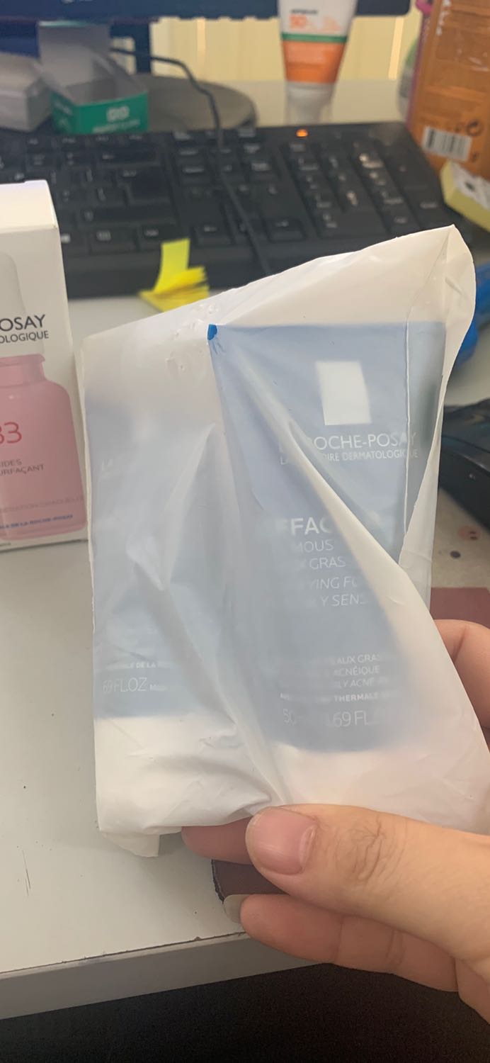 mọi lần tiki giao hàng nhanh, đóng hàng cẩn thận. lần này thì đóng hàng ẩu và giao hàng siêu siêu lâu, theo thông báo thì từ t3 tuần trc hàng đã đc giao cho bên vận chuyển mà tới tận hôm nay mới nhận hàng được. mọi lần đơn từ tphcm mình đặt *** cũng nhanh lắm. thời tiết thì nóng như vậy, không biết có ảnh hưởng đến chất lượng serum không. hộp đóng thì bị rách niêm phong, móp méo như kiểu bị rạch ra xem trước rồi.