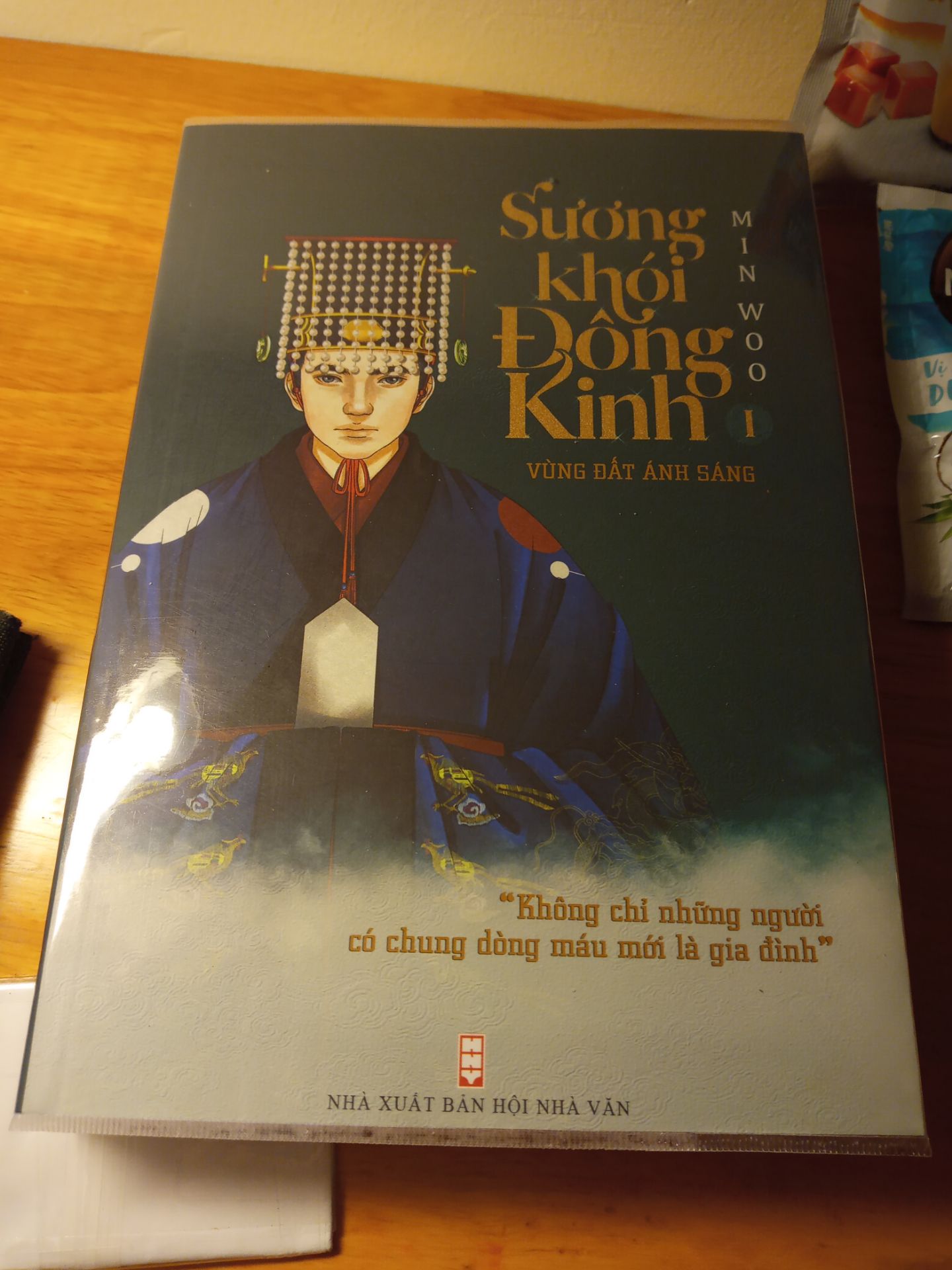 Một tác phẩm đánh giá hơi phiến diện, chỉ đánh giá trên góc nhìn của dòng dõi vua chúa, chưa thể hiện được rõ cái nhìn tổng thể của một thời kì loạn lạc của đất nước.