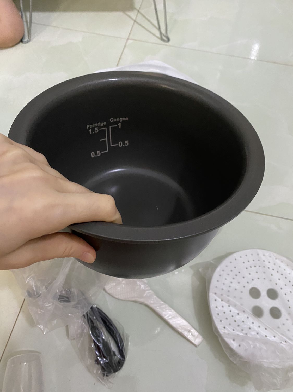 Nồi đẹp nấu cơm, nấu cháo, nấu gạo lứt oki ko chê đc. Nhưng riêng chức năng làm bánh bông lan thì ko used đc, tui đã thử công thức và cách làm đó với lò nướng thì bánh oki mà cho vô nồi cơm điện dù chế độ banking hay Cook hay quick cook đều fail hết, bánh ko thể nở đc. Nướng bánh mỳ và ủ bột thì oki, tôi đang thắc mắc sao nướng bông lan ko được! Nồi mới mua nên cũng hơi buồn chút, mong tiki giải đáp giúp tôi. Về hình thức nồi thì oki đẹp và chỗ cắm điện chắc chắn chứ ko như mn phàn nàn là lỏng lẻo! Nồi này mà nướng bánh bông lan oki nữa thì hoàn hảo ấy, chắc là nồi bị lỗi rồi :( Nồi đẹp nấu cơm, nấu cháo, nấu gạo lứt oki ko chê đc. Nhưng riêng chức năng làm bánh bông lan thì ko used đc, tui đã thử công thức và cách làm đó với lò nướng thì bánh oki mà cho vô nồi cơm điện dù chế độ banking hay Cook hay quick cook đều fail hết, bánh ko thể nở đc. Nướng bánh mỳ và ủ bột thì oki, tôi đang thắc mắc sao nướng bông lan ko được! Nồi mới mua nên cũng hơi buồn chút, mong tiki giải đáp giúp tôi. Về hình thức nồi thì oki đẹp và chỗ cắm điện chắc chắn chứ ko như mn phàn nàn là lỏng lẻo! Nồi này mà nướng bánh bông lan oki nữa thì hoàn hảo ấy, chắc là nồi bị lỗi rồi :(