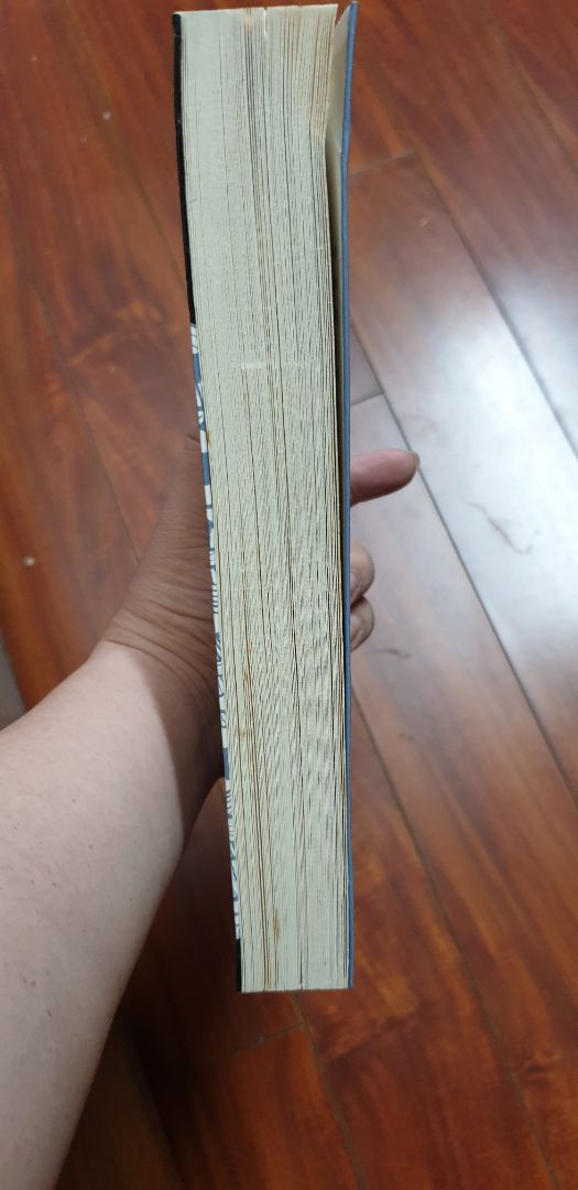 Nội dung sách thì mình ko bàn nhé..nhưng sách thì quá thất vọng..vừa bẩn vừa cũ,vừa ố vàng.Bìa sách đã có dấu hiệu bong màng ép bọc nilon.
Mình đã yêu cầu đổi mới,và đây chính là điều thất vọng nhất,việc đổi sách rất nhanh,trừ ngày chủ nhật,mình chỉ mất độ 3 ngày là nhận dc sách đổi rồi,nhưng,mình nhận lại chính cuốn sách đã yêu cầu đổi trước đó...sao kì vậy..đã ok là sách ko đạt yc,chấp nhận đổi trả cho khách,mà lại giao luôn cuốn đó cho khách là sao...
Quá buồn đó nha Tiki ơi....