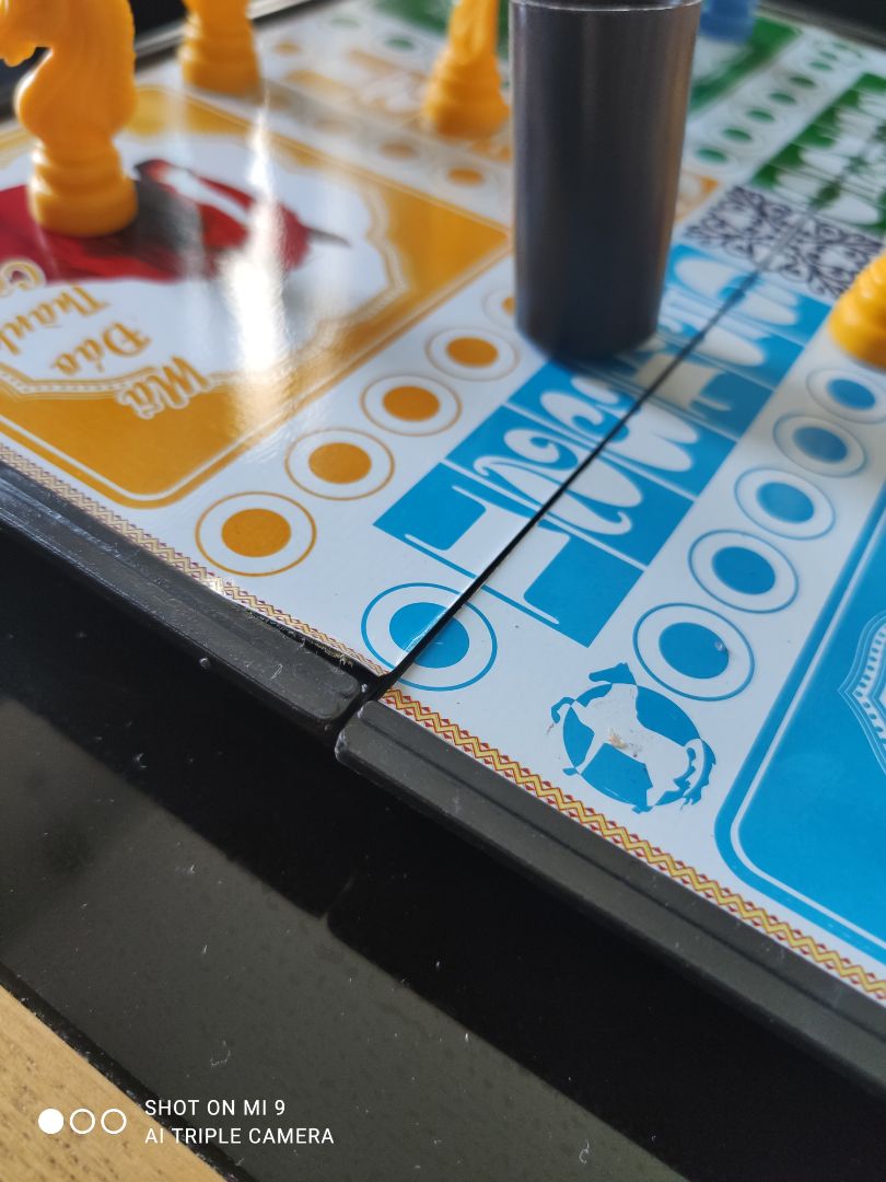 Bé rất thích chơi, giao hàng nhanh, có nam châm nên rất chắc chắn. Tuy nhiên mép của sp bị bong tróc