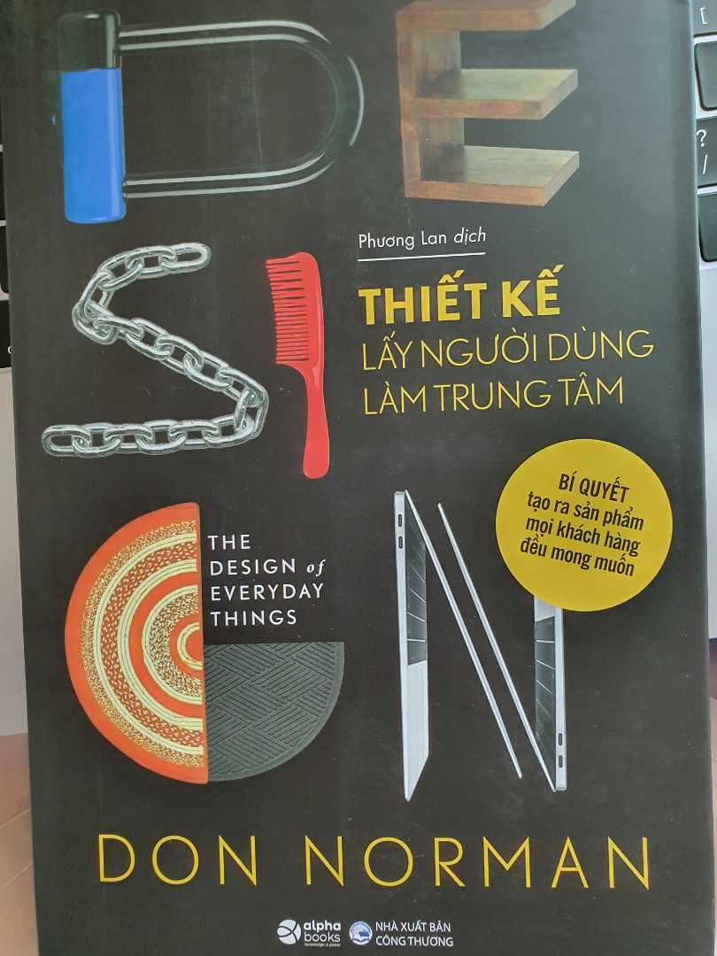 Mình đang tìm hiểu về UX Desigh thì thấy quyển này vô cùng phù hợp. Sách mới xuất bản năm 2021 nên cũng được xem là "nhanh" tại Việt Nam. Sách viết về những vấn đề xoay quanh Trải Nghiệm Người Dùng