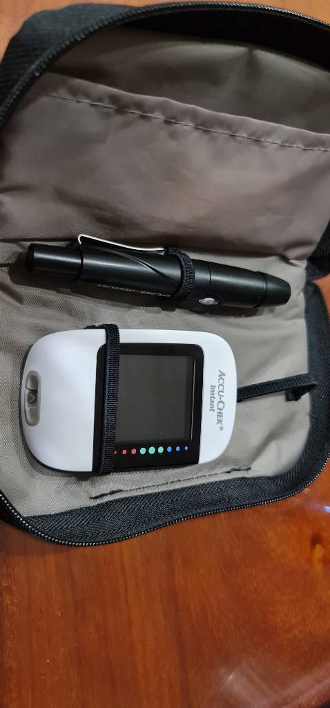 Đã nhận hàng. Nhưng thất vọng về cách quảng cáo, up hình. Trên hình ảnh bán hàng có kèm hộp que thử nhưng giao hàng không có que thư. Quảng cáo có kết nối smartphone đọc kết quả. Nhưng không có app, tìm mãi mới thấy là Mysugr nhưng không cho dùng vì không áp dụng ở Việt nam. Tiki cần kiểm soát nhà phân phối, cung cấp tránh *** khách hàng. Thành ra KH mua thêm que thử cộng lại giá đắt. Đúng là lừa dối KH quá ngọt ngào