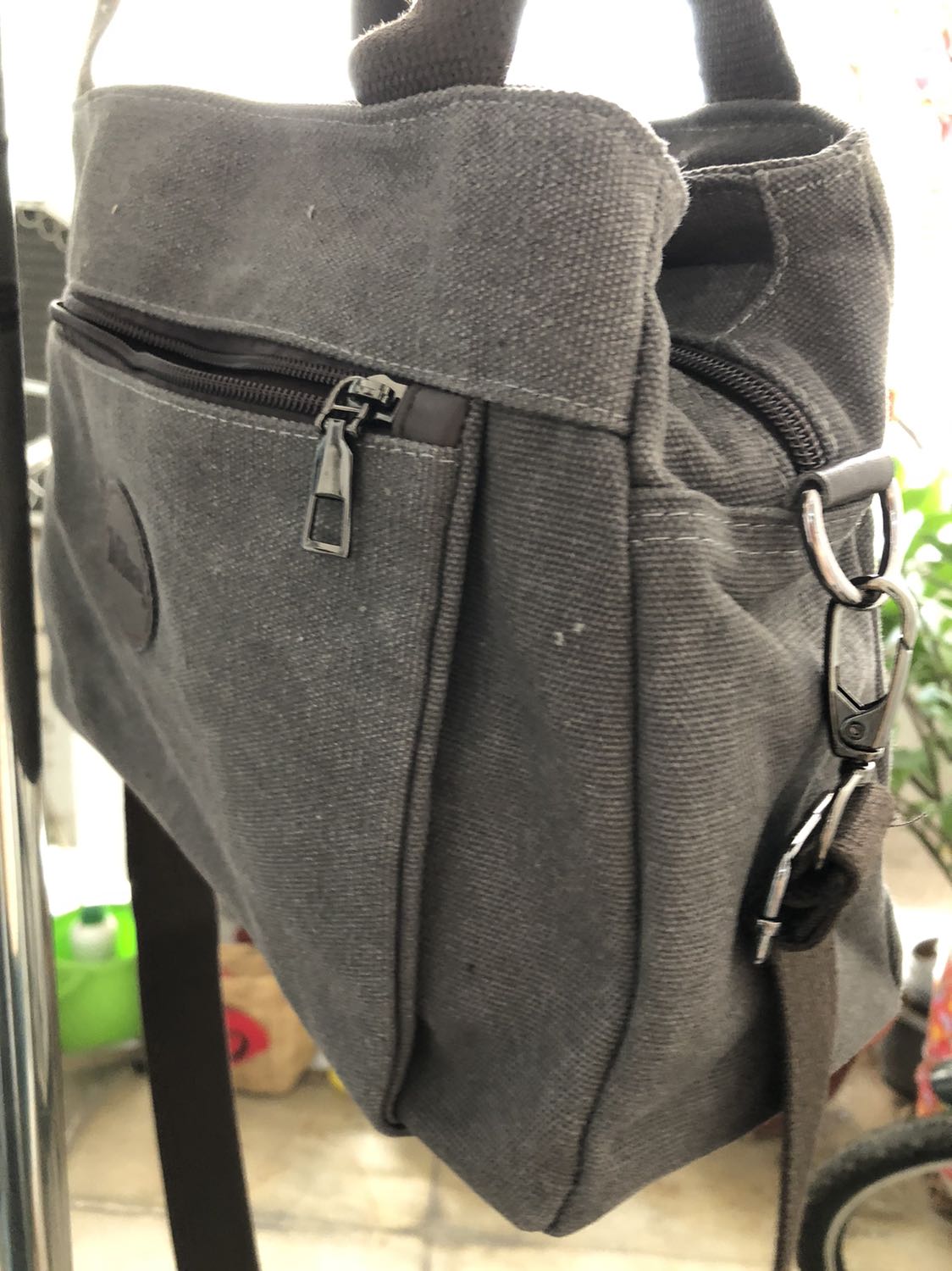 Thích ghê luon nha, đeo đi làm mục đích đựng cafe, trà.. nhỏ nhỏ vài thứ khác đi làm cty -vp rat vừa ý. Chắc, dây đeo đẹp khoá tốt giá quá mềm. Túi nhiều ngăn, đáy rộng, có ngăn nhỏ dây kéo an toàn Thích ghê luon nha, đeo đi làm mục đích đựng cafe, trà.. nhỏ nhỏ vài thứ khác đi làm cty -vp rat vừa ý. Chắc, dây đeo đẹp khoá tốt giá quá mềm. Túi nhiều ngăn, đáy rộng, có ngăn nhỏ dây kéo an toàn