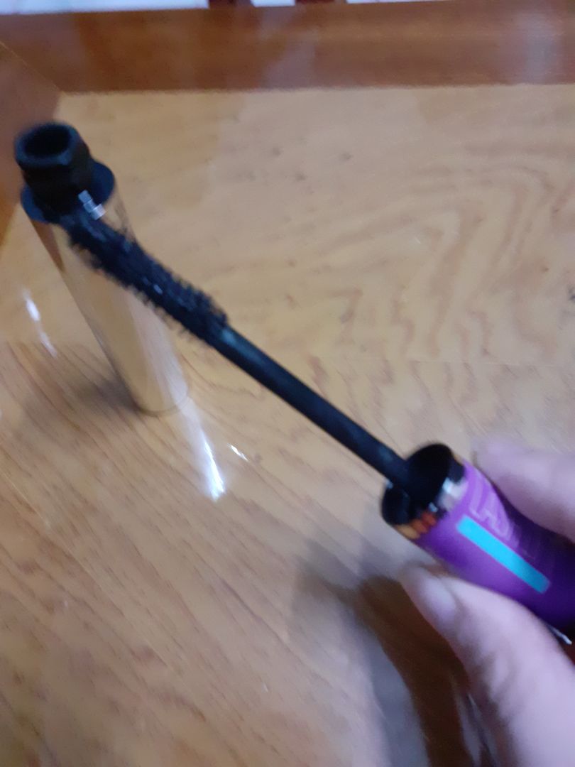 Tiki giao hàng nhanh , sản phẩm đúng như mô tả . Về chất lượng : sản phẩm chất lượng tốt, dễ chuốt mi giúp mi cong và dài nói chung là ưng lắm ạ ???