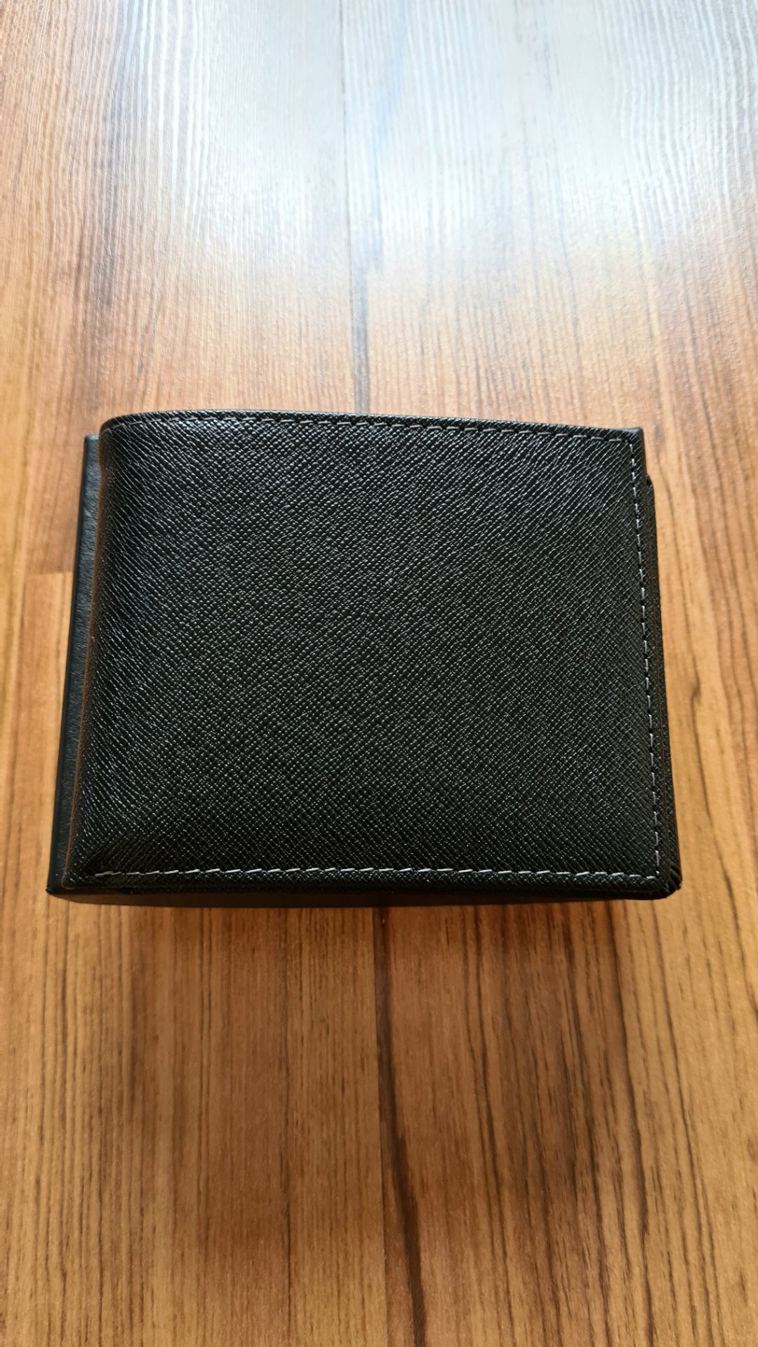 Shop dễ thương, hàng cũng được nhưng phải dùng lâu mới biết chất lượng ra sao, ví hơi to, bỏ túi sau hơi bị cấn!!!