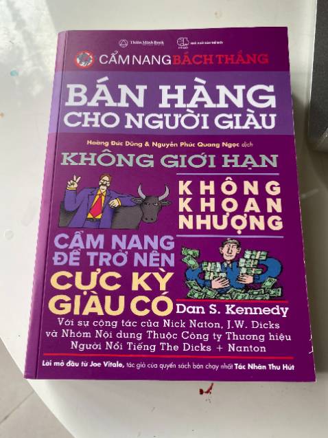Sách siêu dở, mà lại bán giá cao. Nội dung xa lạ và khó áp dụng ở thị trường VN. Quyển sách được thêm vào vài trang chả khác nào quảng cáo cho 1 cty BĐS nào đó mà tui mặc dù là dân BĐS cũng chưa từng nghe qua. 
Mua xong rồi cảm giác rất khó chịu!
Nói chung là không đáng tiền tí tẹo nào! Hơi tiếc vì lỡ bỏ tiền mua 1 quyển sách như thế này :(