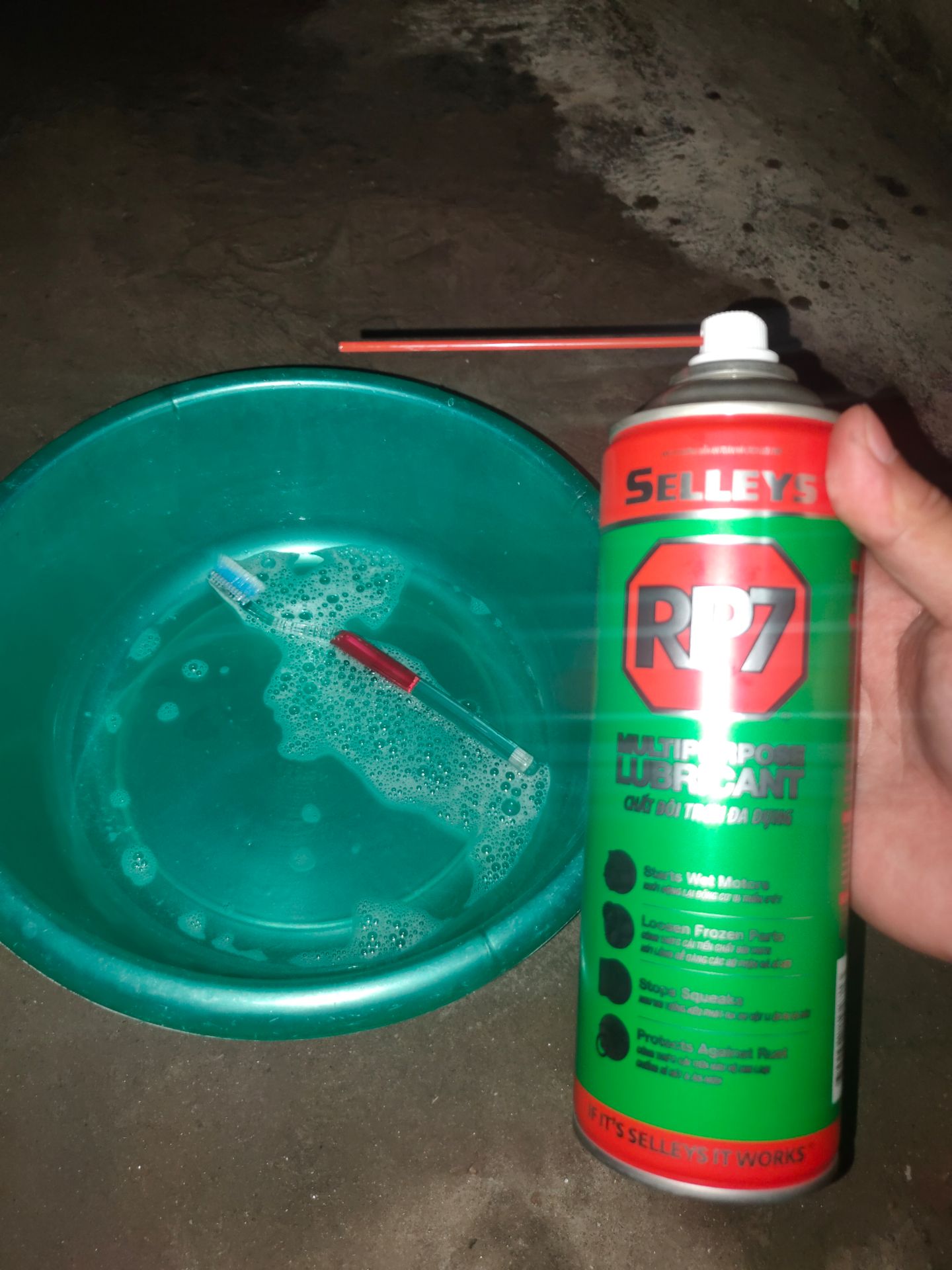 hàng chính hãng nhé ae. mới xịt hơi mùi dầu 1 lúc bay hơi k nghe mùi dầu nữa. lưu ý là của tiki trading mới đúng chính hãng nha. của nhà bán hàng khác thấy ae chụp ảnh lên nhìn là biết hàng fake rồi. hàng chính hãng k có tem chống hàng giả dán ở nắp vào thân bình đâu ae :))