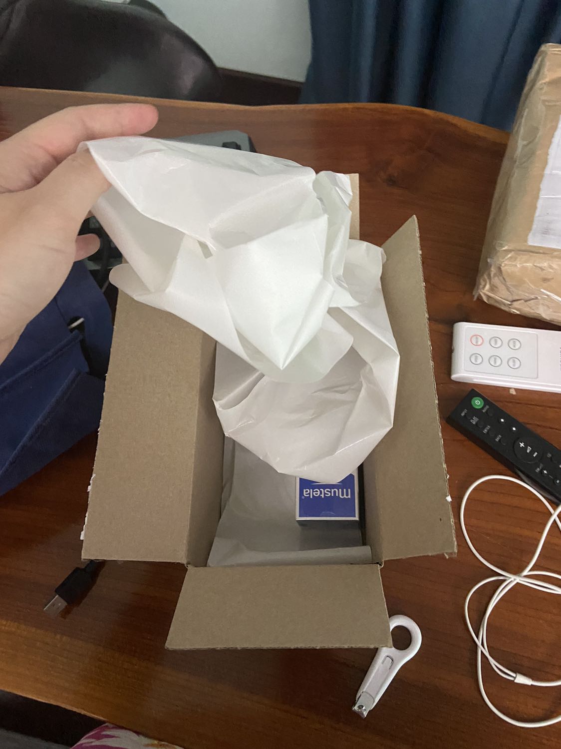 Bên ngoài còn đủ màng bọc các kiểu. Hạn sử dụng cũng còn xa lắm. Bên trong thì mình chưa mở do chưa hết tuýp cũ Bên ngoài còn đủ màng bọc các kiểu. Hạn sử dụng cũng còn xa lắm. Bên trong thì mình chưa mở do chưa hết tuýp cũ