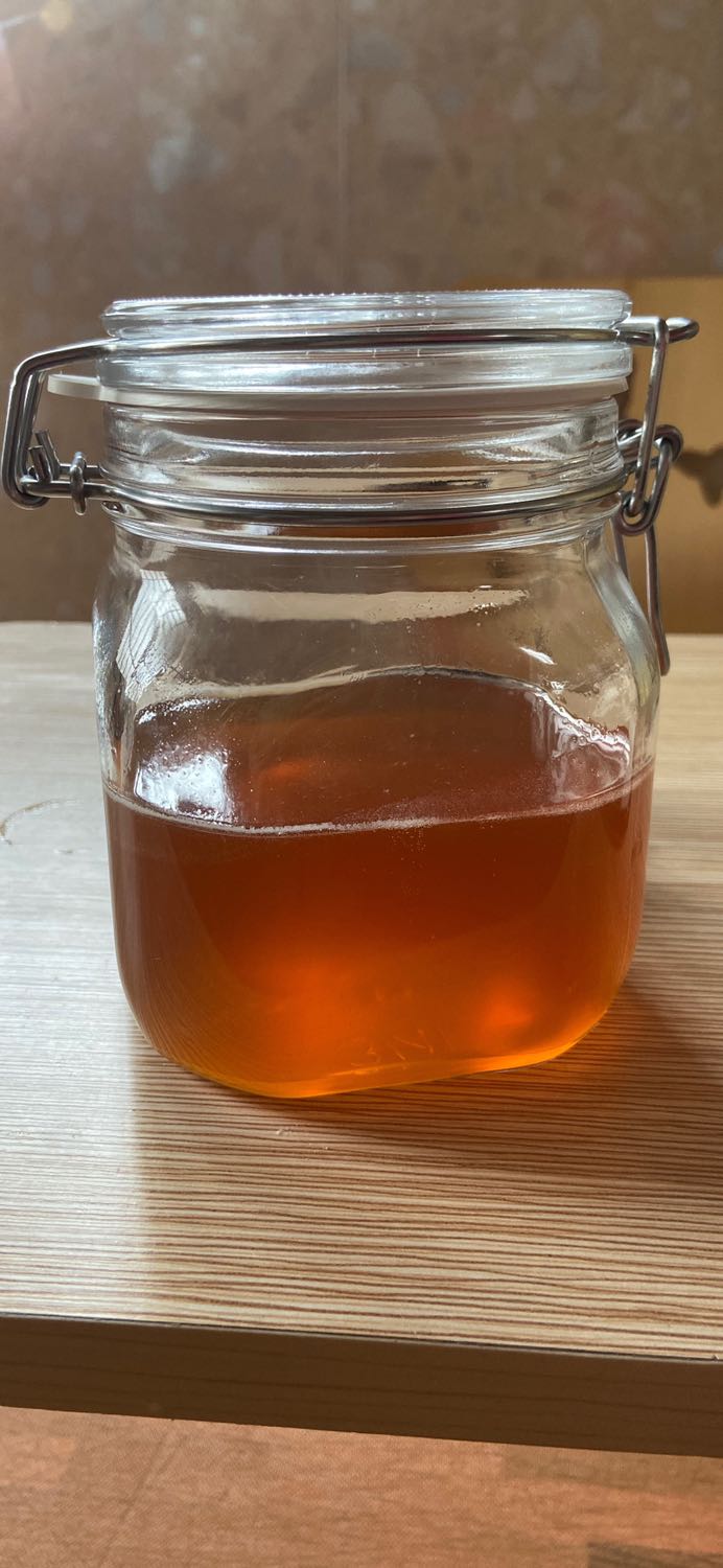 Mua hũ để đựng mật ong, rất ưng ý ? hũ đẹp, chắc chắn, dễ tháo rời khi cần vệ sinh. Thuỷ tinh dày tuy nhiên lẫn khá nhiều bọt khí, chất lượng ổn với giá tiền này.