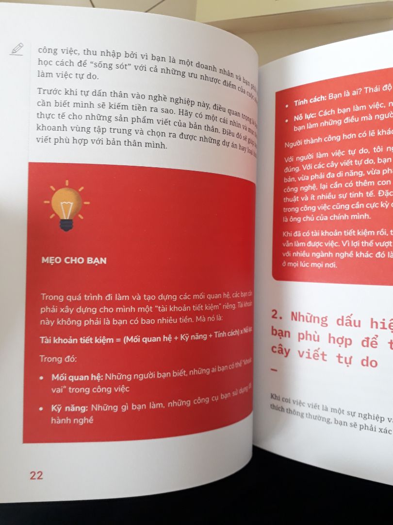 Mình chưa đọc nhưng lướt qua thấy sách trình bày rất đẹp, có graphics đầy đủ và có những phần tips hữu ích. Hy vọng những bạn mới bắt đầu tìm hiểu về viết lách và định hướng như một công việc chính có thể lựa chọn cuốn best-seller này của tác giả Linh Phan