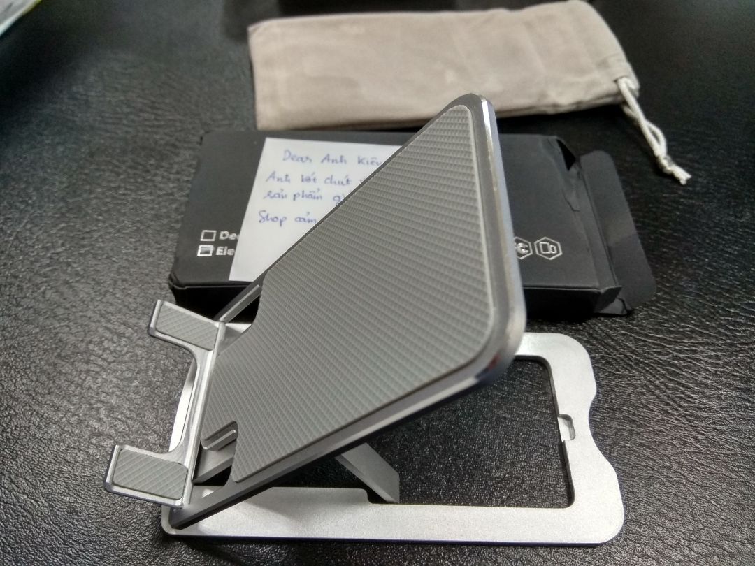 Giá để được điện thoại, máy tính bảng, khá đầm, chắc chắn, chân đế có đệm chống trôi, tựa giá có cao su chống trượt, xước. Sp trông rất tinh. Giá tiền chưa cạnh tranh lắm.