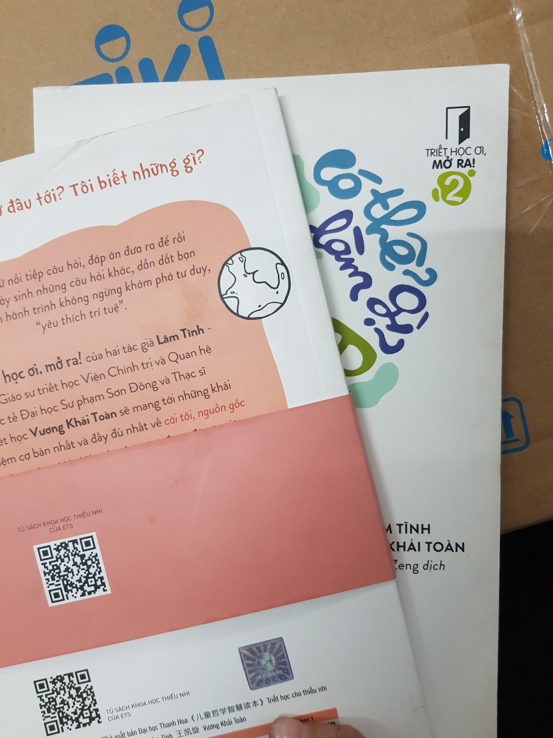 Mình đã mua rất nhiều sách và sản phẩm bên tiki 
Chất lượng giao hành rất nhanh
Nhân viên giao hàng nhiệt tình dễ thương!
Nhưng đây là 2 sản phẩm đầu tiên mình cực kỳ không hài lòng " bìa sách cũ mặt trước sau có chỗ bị gấp mép..." Mong nhà bán hàng hãy kiểm tra sản phẩm trước khi giao hàng đến người đọc.
Cảm ơn Tiki đã hỗ trợ giao hàng đến vùng sâu vùng xa như nơi mình đang ở.