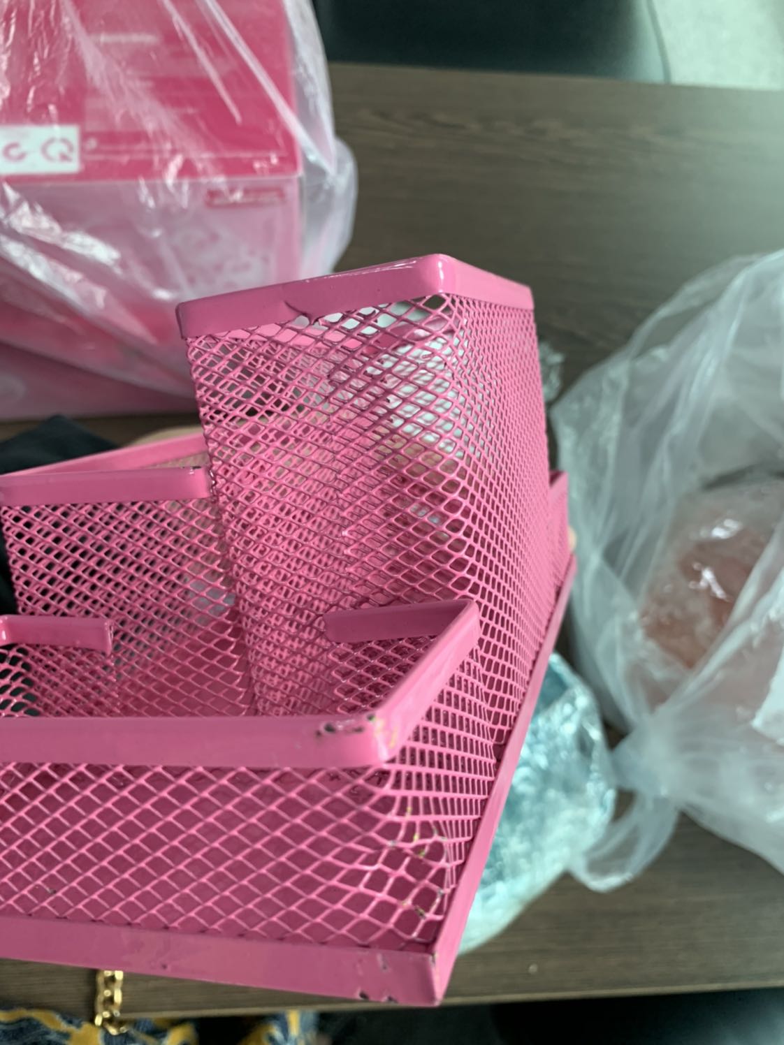 Mình đặt mua 03 cái đựng viết để bàn. 
Mở ra thì sản phẩm móp méo thế này đây. 
Sơn thì bong tróc lỡm chỡm, miếng đế phía dưới thì mất một cục.
Đề nghị Tiki sớm thu hồi sp và đổi cho mình cái mới đàng hoàng nhé.