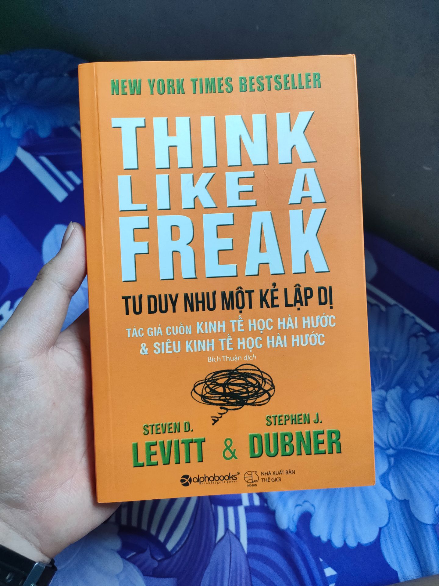 Như mọi khi, dịch vụ của Tiki rất tốt! Giao hàng nhanh, đóng gói cẩn thận, sách mới. 

Về nội dung sách mình thấy khá thú vị mặc dù khi đọc mình cũng chẳng hiểu mấy hihi. Nếu bạn không phải là một người quá khó tính thì quyển sách này không phải là một lựa chọn tồi đâu!