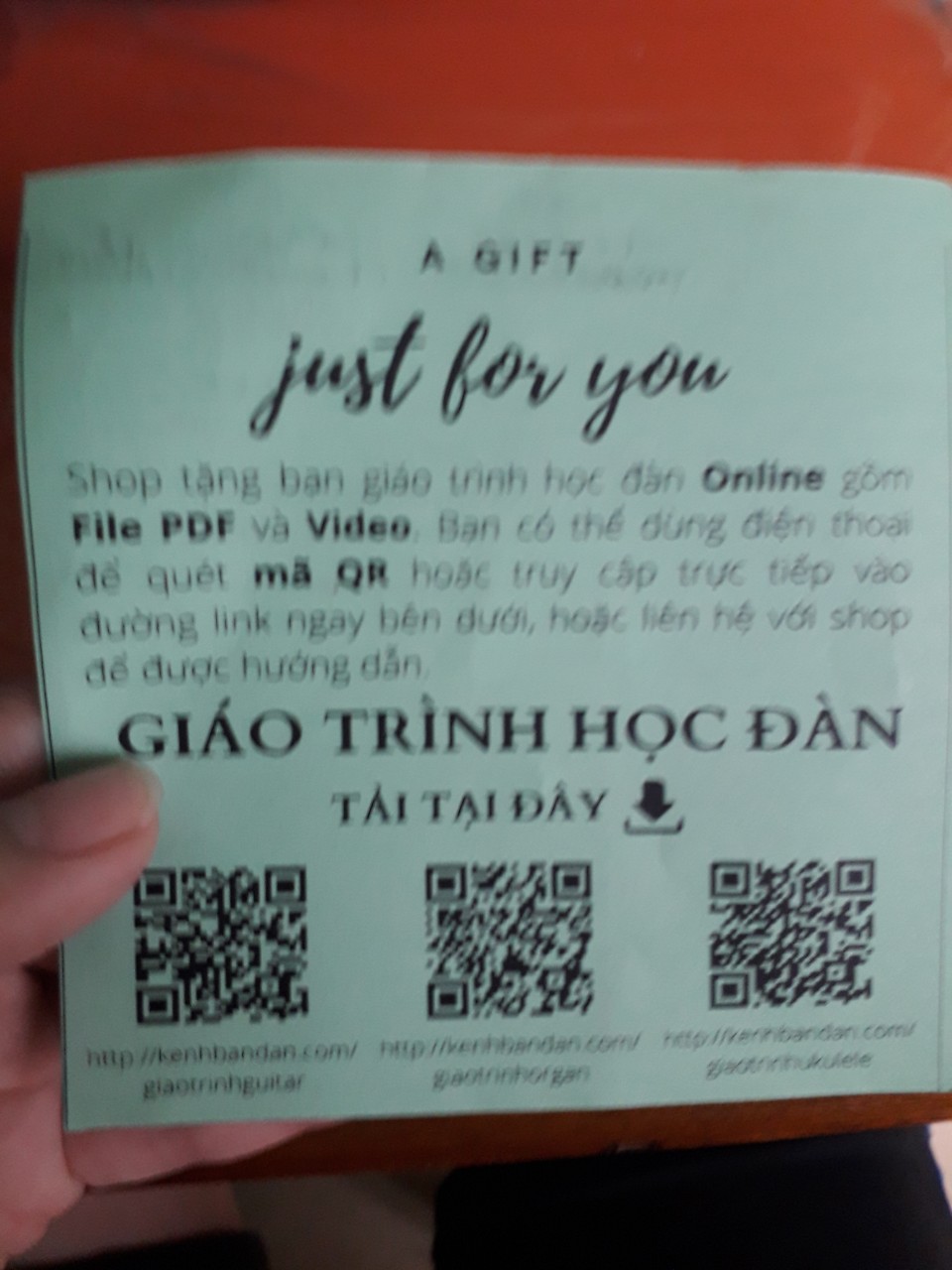 Cảm giác đầu tiên là hàng về tay hơi lâu, gửi nhầm màu và nhỏ hơn mình nghĩ. Shop có tặng thêm giáo trình học trong tờ giấy nhỏ nhỏ mà tìm kiếm thì không thấy đâu cả. Ngoài cái đó ra thì hầu như okela hết ạ