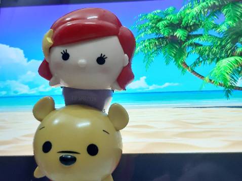 Son dưỡng ẩm tốt, có mùi Mật Ong thơm nhẹ. Lên môi sẽ có màu hơi hồng so với môi ban đầu (tùy môi của mỗi người ạ). Vị ngọt như kẹo, tạo hình đáng iu.
Giao hàng nhanh, chất lượng tốt, có tem chứng nhận, rất hài lòng ạ.