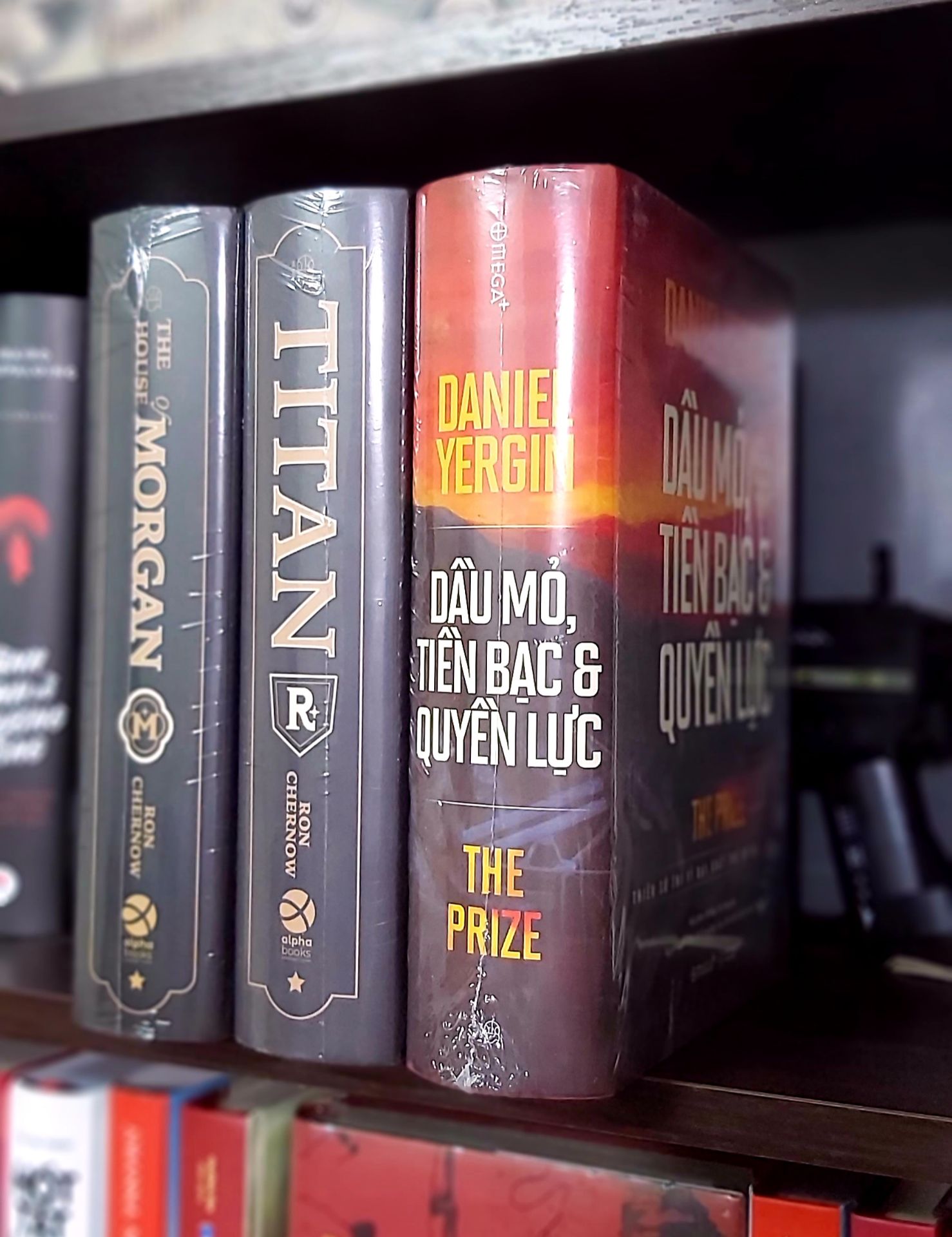 "Là cuốn sách đồ sộ và hùng tráng về chủ đề dầu mỏ đầy bí ẩn, lôi cuốn và mang tính sống còn với thế giới, Dầu mỏ, tiền bạc và quyền lực không chỉ trình bày những nhận thức cơ bản về dầu mỏ, quyền lực và tiền bạc mà còn về cả thế kỷ XX. Tác phẩm có sức khái quát đặc biệt, tầm quan trọng to lớn và lôi cuốn tới mức mê hoặc. Dầu mỏ, tiền bạc và quyền lực đã được hãng PBS dựng thành bộ phim cùng tên và được trao giải Eccle cho tác phẩm phi hư cấu xuất sắc nhất năm 1992."
Dịch vụ Tiki tiện ích và thân thiện người dùng. Mình nhận được nhiều ưu đãi từ Tiki, chỉ phải thanh toán 198k cho quyển sách này.