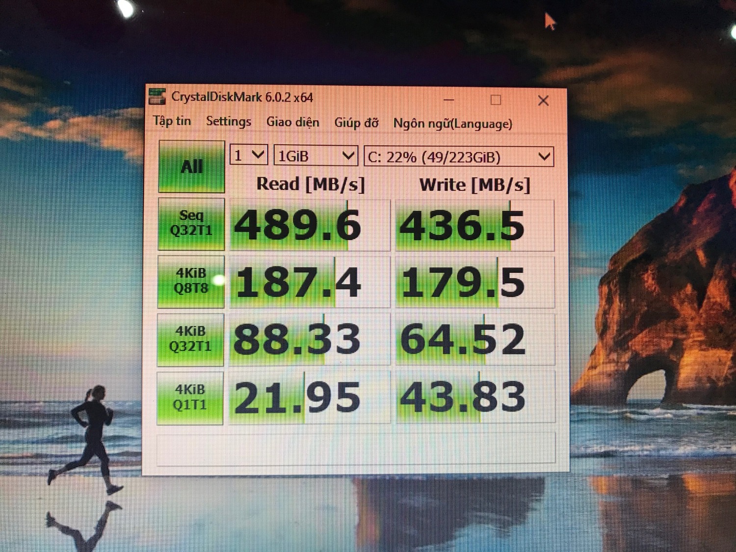 Nhận hàng kiểm tra đúng thông số và là hàng chính hãng. Nhưng cài cài đặt Win mãi không được vào phút cuối (màn hình welcome) Làm lại rất nhiều lần thử nhiều cách. Cuối cùng cũng cài được. 
Nhận xét tổng quan: Ổ cứng cải thiện tốc độ win nhanh hơn ổ đĩa cơ nhưng vẫn chưa đúng theo thông số nhà sản xuấ 10X, theo mình chỉ cải thiện thời gian khởi động và các tác vụ gấp 3 lần. Nhìn chung chấp nhận được.
Kiểm tra sức khỏe ổ SSD phần SSD Wear Indicator : 99% (mặt dù mới cài vừa sử dụng)
Ngoài ra những lợi điểm mà SSD đem lại, chạy êm không tiếng động, ít tốn pin, mát máy là thực tế. 
Cuối cùng dùng phần mềm *** tốc độ ghi đọc tốc độ cũng chưa đạt như nhà sản xuất, các đánh giá về ổ cứng SSD cùng loại trên cộng đồng mạng. Nhận hàng kiểm tra đúng thông số và là hàng chính hãng. Nhưng cài cài đặt Win mãi không được vào phút cuối (màn hình welcome) Làm lại rất nhiều lần thử nhiều cách. Cuối cùng cũng cài được. 
Nhận xét tổng quan: Ổ cứng cải thiện tốc độ win nhanh hơn ổ đĩa cơ nhưng vẫn chưa đúng theo thông số nhà sản xuấ 10X, theo mình chỉ cải thiện thời gian khởi động và các tác vụ gấp 3 lần. Nhìn chung chấp nhận được.
Kiểm tra sức khỏe ổ SSD phần SSD Wear Indicator : 99% (mặt dù mới cài vừa sử dụng)
Ngoài ra những lợi điểm mà SSD đem lại, chạy êm không tiếng động, ít tốn pin, mát máy là thực tế. 
Cuối cùng dùng phần mềm *** tốc độ ghi đọc tốc độ cũng chưa đạt như nhà sản xuất, các đánh giá về ổ cứng SSD cùng loại trên cộng đồng mạng.