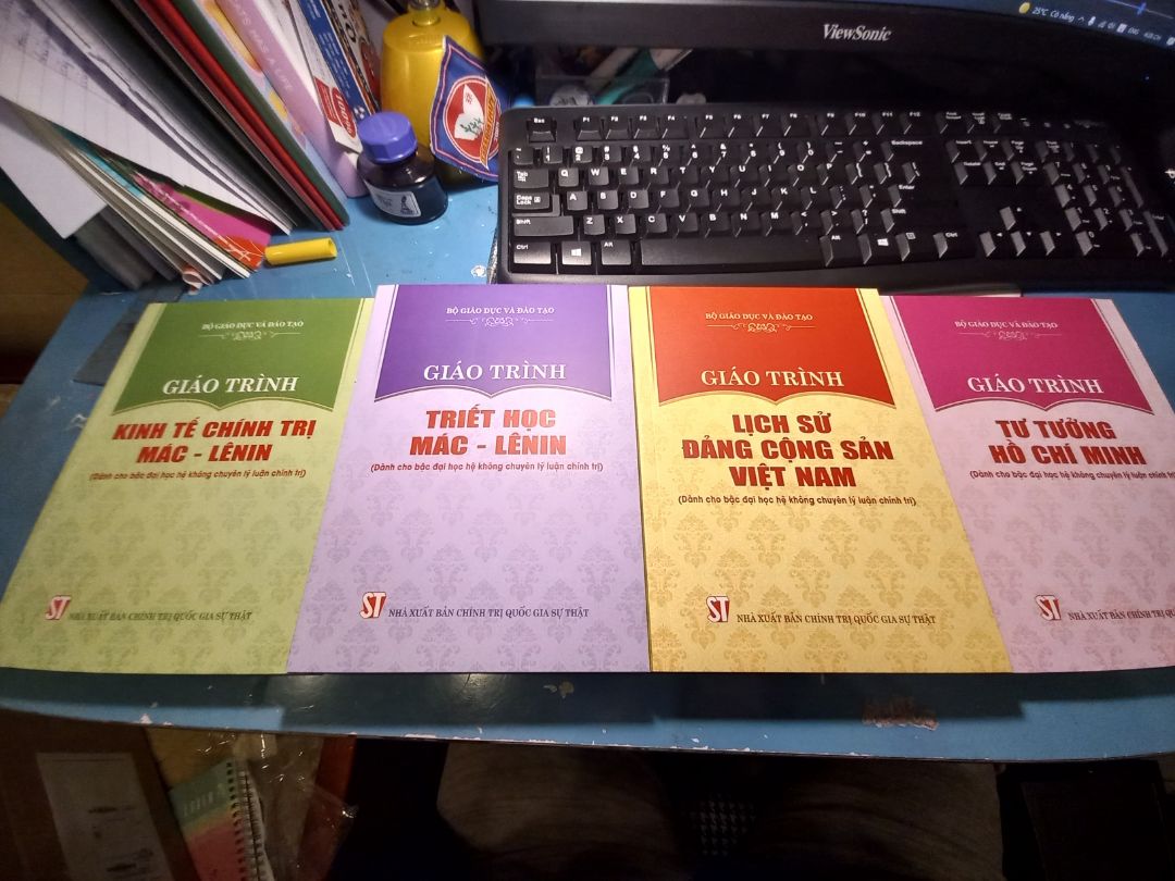 sách đẹp, được đóng gói cẩn thận không bị móp méo tí nào. ship từ hcm ra hn mà nhanh cực, mình đặt xong 3-4 ngày sau là ship tới rồi. chả bù ở hn mình đi kiếm đủ các nhà sách, sang tận nxb cũng hết không mua được sách đẹp thế này đâu 🥲