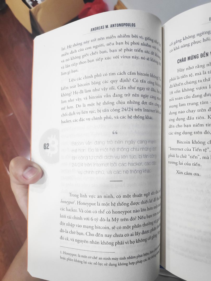 Mình đã từng đọc bản tiếng Anh bằng bản điện tử nên muốn tìm bản tiếng Việt để tặng người thân đọc. Tuy nhiên, chất lượng in về font chữ và màu sắc quá tệ và quá khó đọc. Gần như mình bỏ xó sau khi mua về.