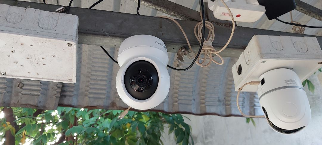 những mẫu đời sau này được nâng cấp cái loa , nghe báo phê luôn , mặc dù mic thu xa hơi rè tí nhưng vẫn là sản phẩm đáng lựa chọn , mặc dù dạo này hãng Ezviz có phần tăng giá , nhưng bù lại ổn định và ngon , hơn các hãng camera khác