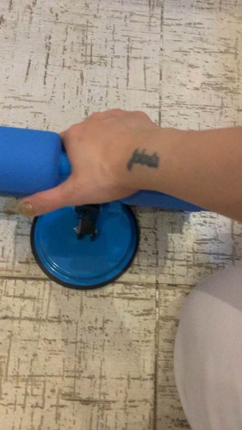 Không như quảng cáo, miếng mút cao su chẳng dính vào sàn nhà tí nào.