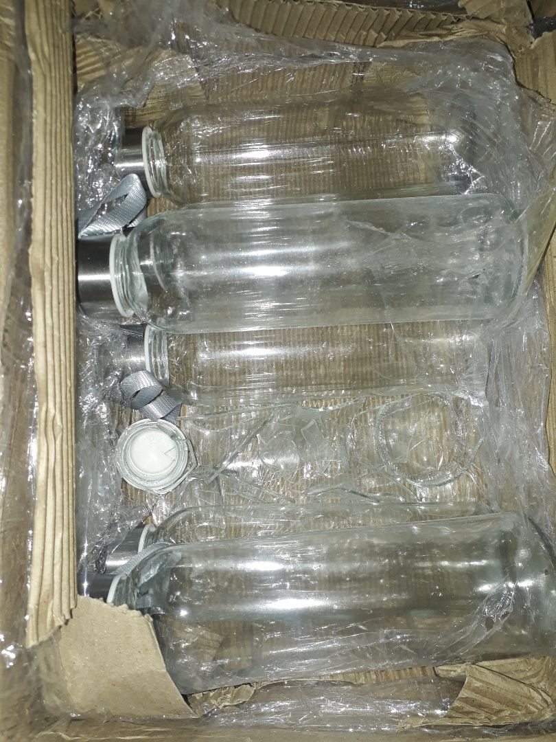 hàng thủy tinh mà shop gói ko có mút sốp từng chai.trong quá trình vận chuyển để làm vỡ hết 1 chai.nhìu cmt góp ý nhưng shop ko cải thiện.hàng thì ok.sau này shop có ship hàng cho khách thì nên lót đệm mít từng chai để ko bị bể trong quá trình vận chuyển