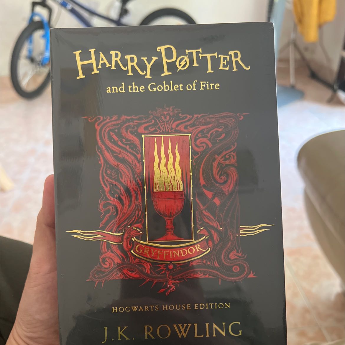 Chu cha sách đẹp nức nở. Ship hàng nhanh như 1 cơn gió. Mua đc với giá có 119k à, rẻ hơn cả bản tiếng việt. Mà giấy thì xịn sò. Đẹp quá (nói 3 lần).
Chỉ hơi tiếc là mình ko thấy tiki bán phần 7 phiên bản này, ko biết là do hết hàng hay chưa nhập về?😅😅😅