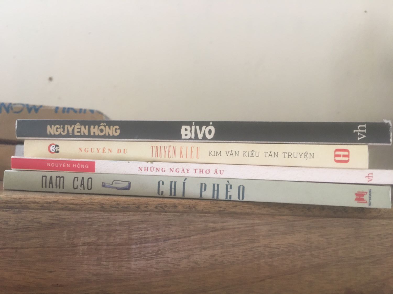 Nhìn sách trông cũ và hơi bẩn. Còn bị cong nữa. Nhờ nv hỗ trợ trả hàng ạ