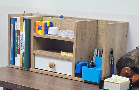 1. Khó lắp ráp, có tấm dư lỗ tấm thiếu lỗ sẵn (không có lỗ nào) nên bắt vít tay rất khó canh.
2. Bắt vít theo lỗ có sẵn vẫn vênh hở. Cửa làm theo đúng lỗ và chốt thì thụt hẳn vào trong.
3. Cửa màu trắng bắt bằng 2 cục thép làm bản lề, tạo thành cánh tủ để mở ra vào, không phải dạng rút ngăn kéo. Sản xuất không tính tới phần cạnh khi mở ra bị cấn. Các bạn xem hình thấy khít đúng không, mở bên trái thì cạnh phải vì quá khít nó sẽ kẹt.
4. Sách hưỡng dẫn đọc vào không hình dung được cách lắp, phải đoán tấm nào bằng các lỗ. Thay vì vậy ghi chú cạnh dài rộng của tấm gỗ trên hướng dẫn, khách đo cái biết tấm nào.

Giá rẻ, lười đổi trả và không nỡ đánh sao thấp cho shop. Review cho anh em bị OCD, yêu cầu hoàn hảo hay mua quà tặng, mua cho cty thì lưu ý