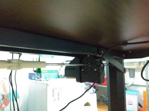 - Mẫu bàn: NEL 1160
- Đã sử dụng: hơn 1 tháng
- Chất lượng mặt bàn: bàn chống thấm nước tốt như mô tả.
- Các khớp bàn: rất cứng cáp, chắc chắn. Mình thường xuyên thay đổi chiều cao bàn, đứng - ngồi cách nhau gần 1 tiếng nhưng bàn nâng hạ rất vững. Khi đứng thì bàn cũng không gây rung lắc xíu nào mặc dù mình không dựa bàn vào tường.
- Lắp đặt: việc lắp đặt của bàn khác rắc rối một tí, bảng hướng dẫn khiến dễ nhầm lẫn các mẫu vít, phải quan sát cho thật kỳ hình ảnh của con vít. Đặc biệt là các vít để khá lộn xộn, một số con vít dùng để ghép cho bộ phận này lại để chung với bộ phận khác, dễ gây ức chế khi mới lắp.
- Tư vấn - hỗ trợ: mọi yêu cầu, thắc mắc mà mình nhắn đều được trả lời nhiệt tình, chi tiết.
=> Tóm lại: rất tốt, xịn. Hy vọng chính sách bảo hành của shop cũng tốt.