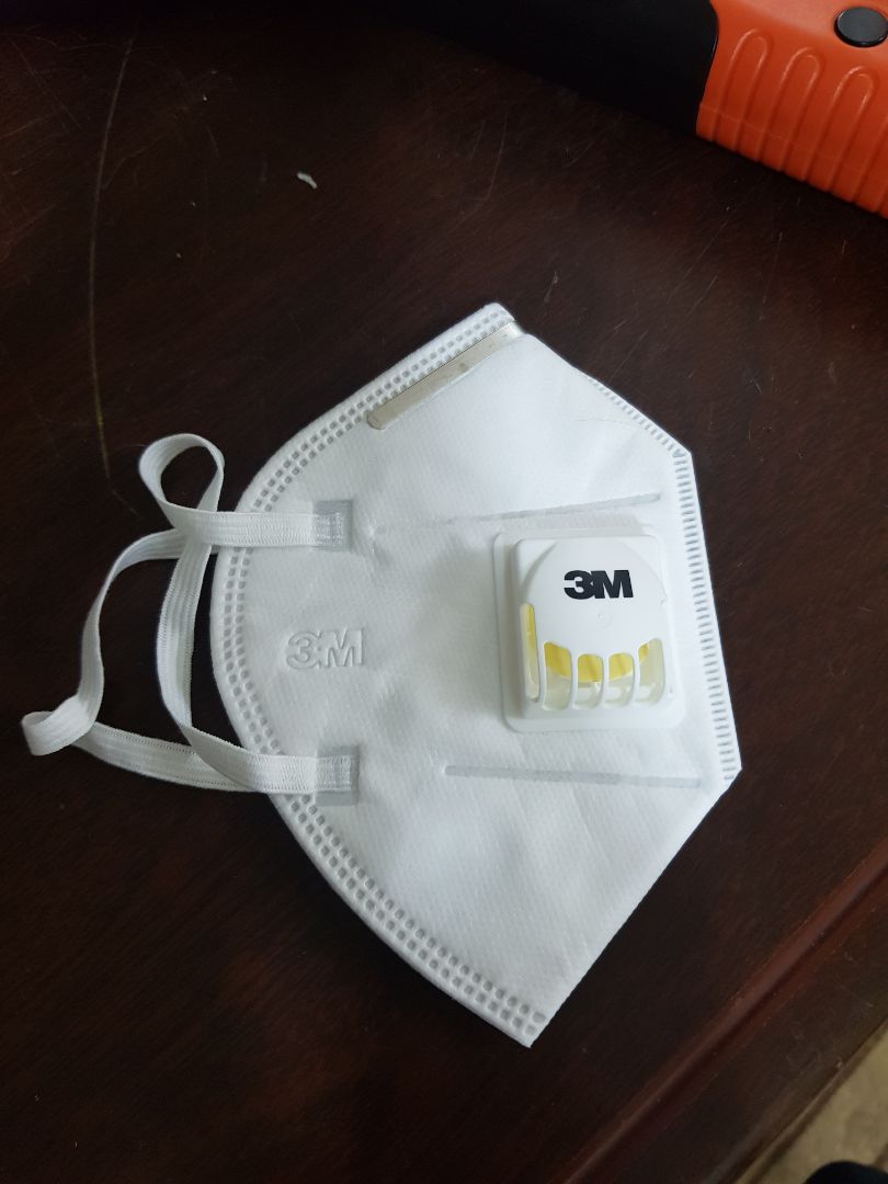 khẩu trang quá to so với mặt, dây đeo ngắn dẫn tới ôm rất khít với mặt, chỉ đeo 1 lúc thì được chứ đeo lâu sẽ rất đau tai.
Giao hàng có thêm 1 quai đeo phụ để đỡ đau tai nhưng khi đeo quai phụ này lâu thì khẩu trang dễ bị tụt xuống gây khó chịu phần cổ.
Tạm sử dụng 1 buổi mình thấy sản phẩm này chưa thực sự ổn lắm!