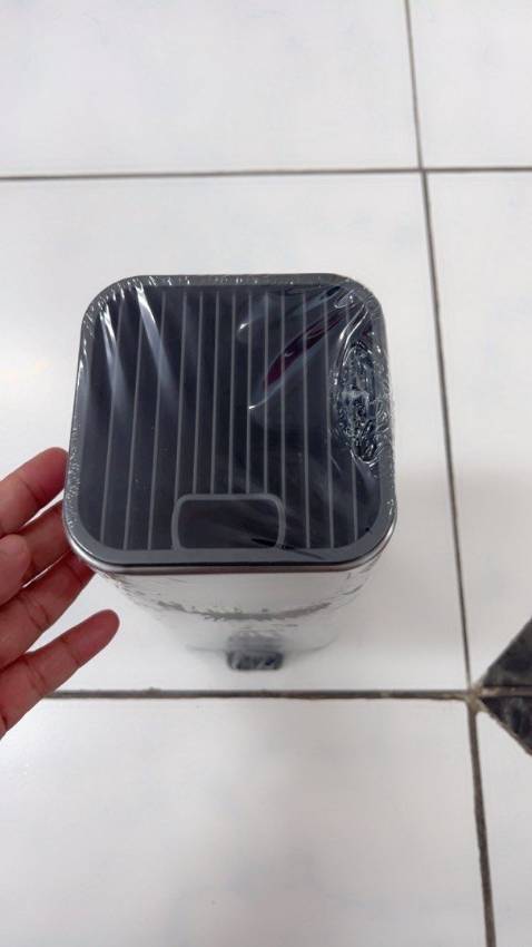 Hàng chuẩn như mô tả, thiết kế sang vô cùng, giao hàng nhanh. Rất yên tâm với hàng của tiki, mình thấy có khá nhiều mẫu thiết kế, mình mua 1 hộp ngắn và hộp dài để đựng đũa và thìa