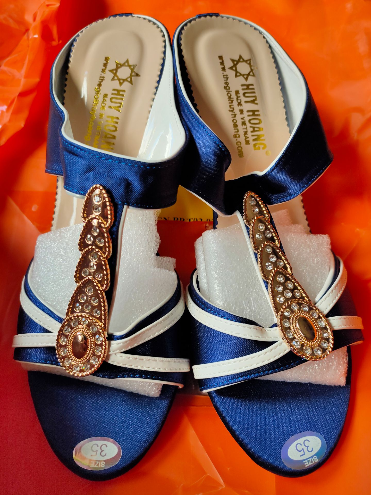 Guốc đẹp, giống hình... đường may đẹp.. rất tốt. Sẽ tiếp tục ủng hộ shop