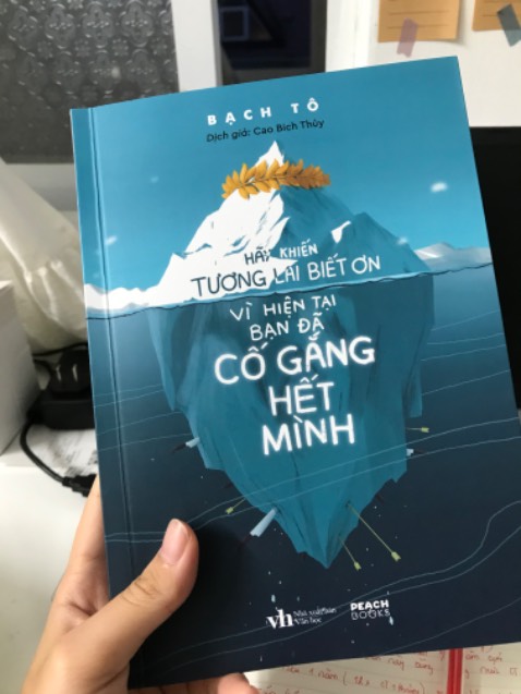Mua đúng quyển sách viết theo cách mà mình ghét nhất - sách self-help tác giả Trung Quốc 
Trời ơi!!! Sao đọc 10 cuốn như 1 vậy 
Thật sự lối hành văn của các tg TQ về sách self-help nó một màu như vậy ư? 

Từng chương nhỏ tách lẻ - mở đầu bằng vài câu dạy đời - dẫn chứng bằng các nhân vật theo bảng chữ cái ABCXYZ/ anh họ/ bạn thân/…. - đúc kết lại tiếp bằng những câu từ giáo huấn vừa đánh vừa xoa, sặc mùi giả dối.
Đâu ra mà lắm người quen, người thân thành công trong cuộc sống thế ???? 

Nhưng vì quá tiếc tiền mình sẽ đọc hết quyển sách ( I’ll try ) :((((