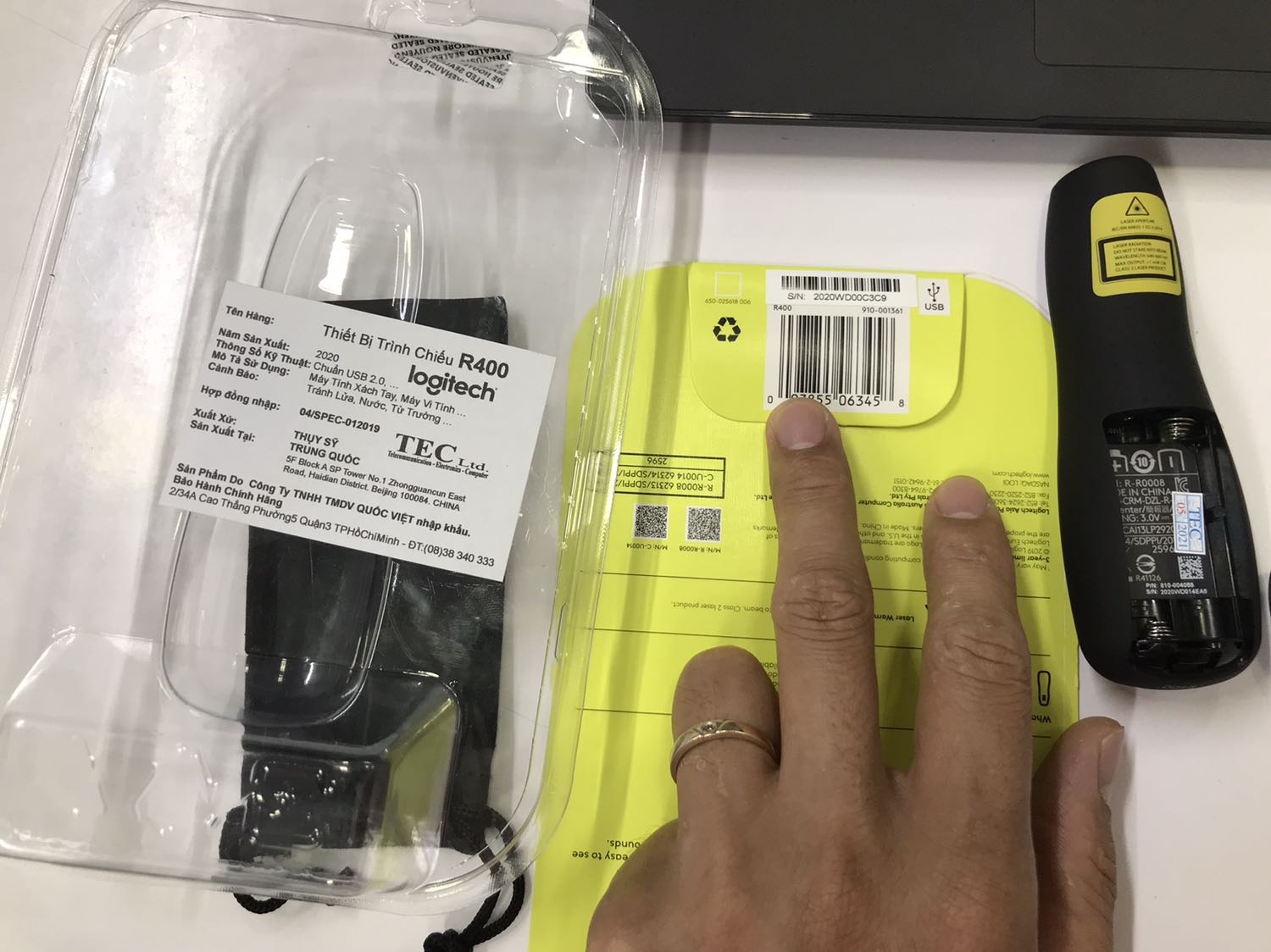 Tôi đã nhận đường hàng, tuy nhiên số seri trên thiết bị và trên hộp không giống nhau! Tôi đề nghị giải thích giúp!