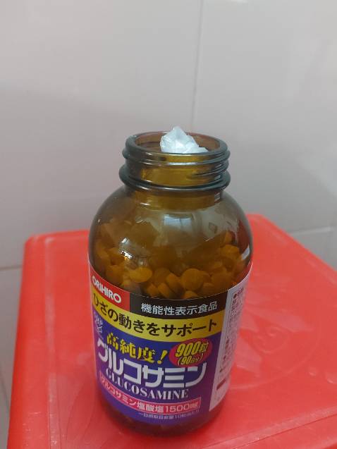 Chai đựng thuốc mở ra không có màng đóng, trong lọ còn nhét 1 bảo ni lông, hàng nhật thường không có cách đóng Chai như thế này, nghỉ mua phải hàng dỏm rùi. Không hài lòng