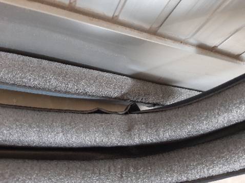 giao hàng hơi chậm. Hàng chế (dán keo) ko đc khóe. Bị bung keo, nhăn nhúm, ko sát.