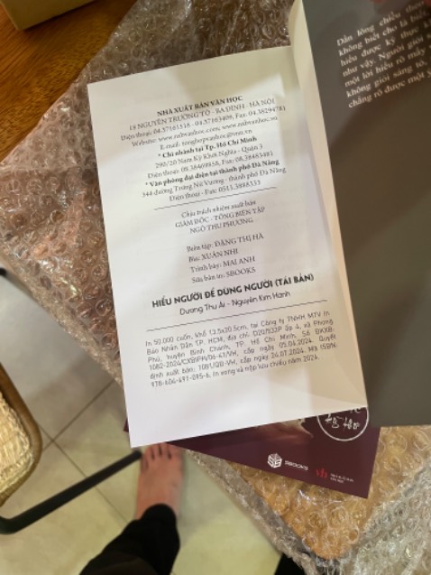 Quyển nâu đỏ với xanh lá chất giấy khá xấu, in cắt chưa chuẩn. 2 quyển còn lại thì chất ok hơn Quyển nâu đỏ với xanh lá chất giấy khá xấu, in cắt chưa chuẩn. 2 quyển còn lại thì chất ok hơn