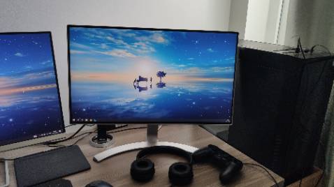 Shop đóng gói cẩn thận. Chất lượng màn hình tốt, mầu nét, có thể chỉnh từng mầu hiển thị trên màn hình, màn hình có kèm loa bên trong (mình kô để ý việc này khi xem thông tin về màn hình nên là bất ngờ thú vị 😁