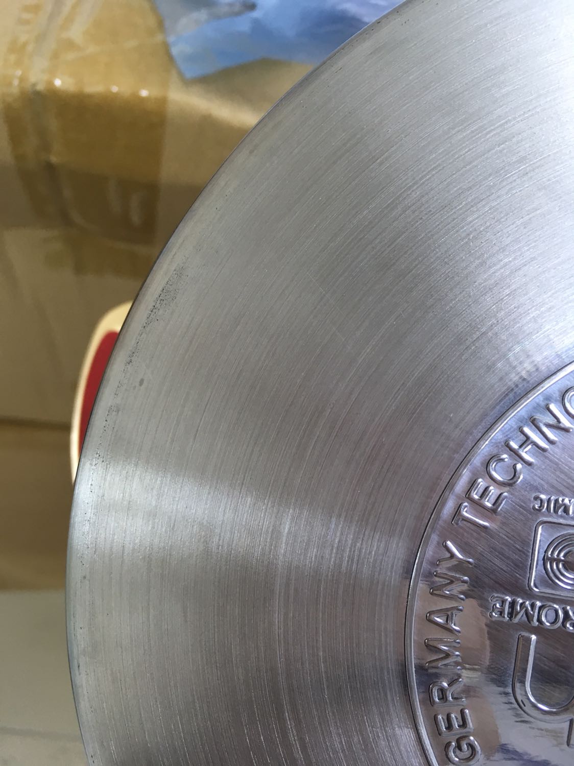 Mới nhận hàng, thấy có vệt nước khô ở nồi,  nghĩ là do *** nồi nên vậy. Rửa qua nước thì thấy ở các ốc nối có các vệt mỡ khô. Nồi bị xước ở vị trí đo mực nước. Đáy nồi có vệt đen do đun nấu
Rất không hài lòng về sản phẩm của tiki, bán hàng đã qua sử dụng cho khách hàng, đã yêu cầu đổi trả, hi họng tiki có trách nhiệm hơn trong sản phẩm trước khi tới tay khách hàng