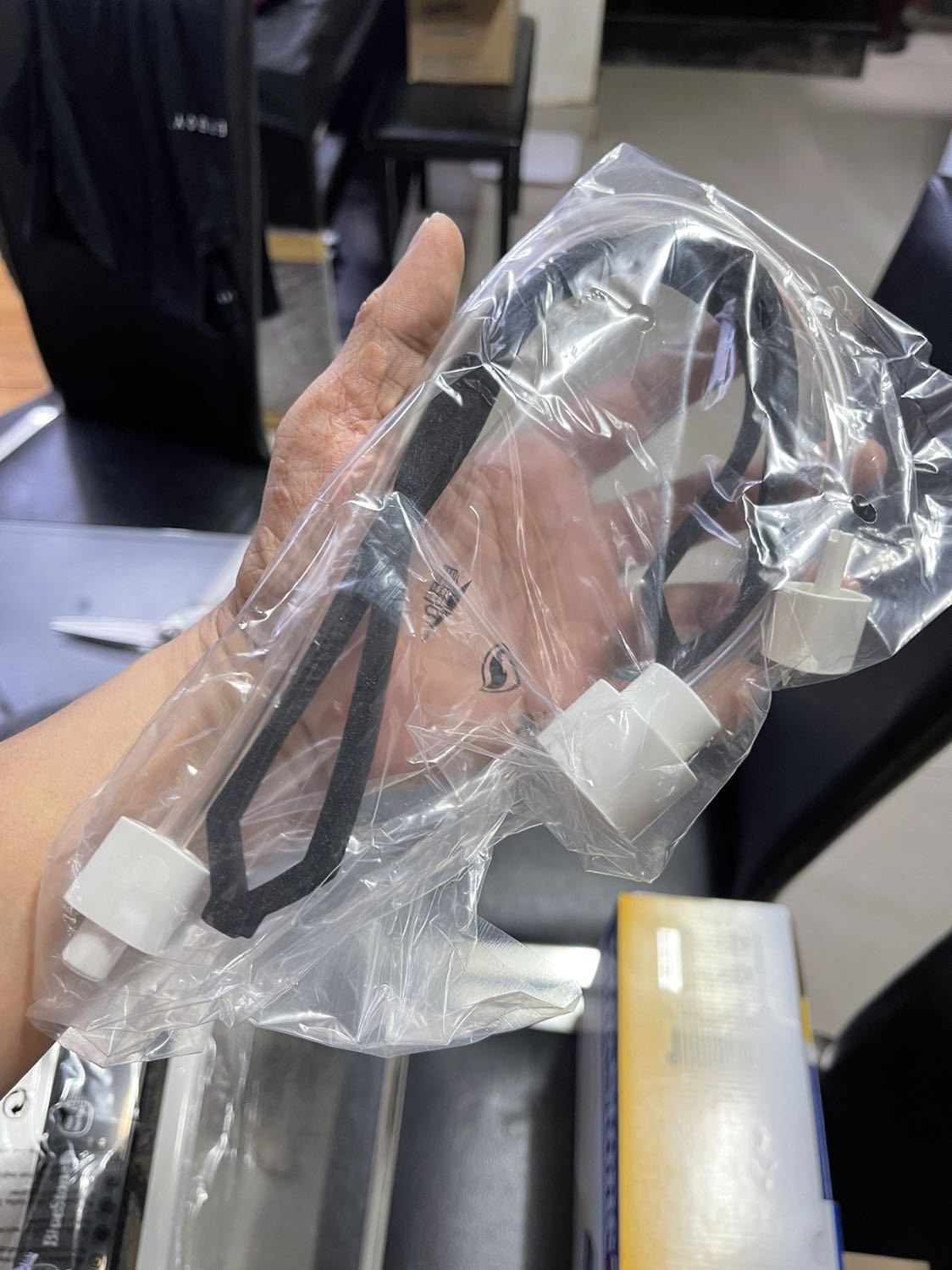 Sản phẩm tốt. Bảo hành 2 năm active dễ.
Khoá 2 bên hông cứng và có vẻ mỏng manh, xài lâu ko biết thế nào