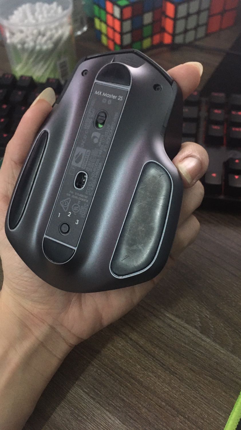 Cảm giác như hàng đã qua sử dụng. Trên chuột thì có nhiều vết vân tay. Đế chuột thì xước như hàng 2hand. Dây cáp sạc thì cũ. Mình bỏ tiền bằng sản phẩm mới thì mình cũng mong là nhận được sản phẩm mới. Thất vọng.