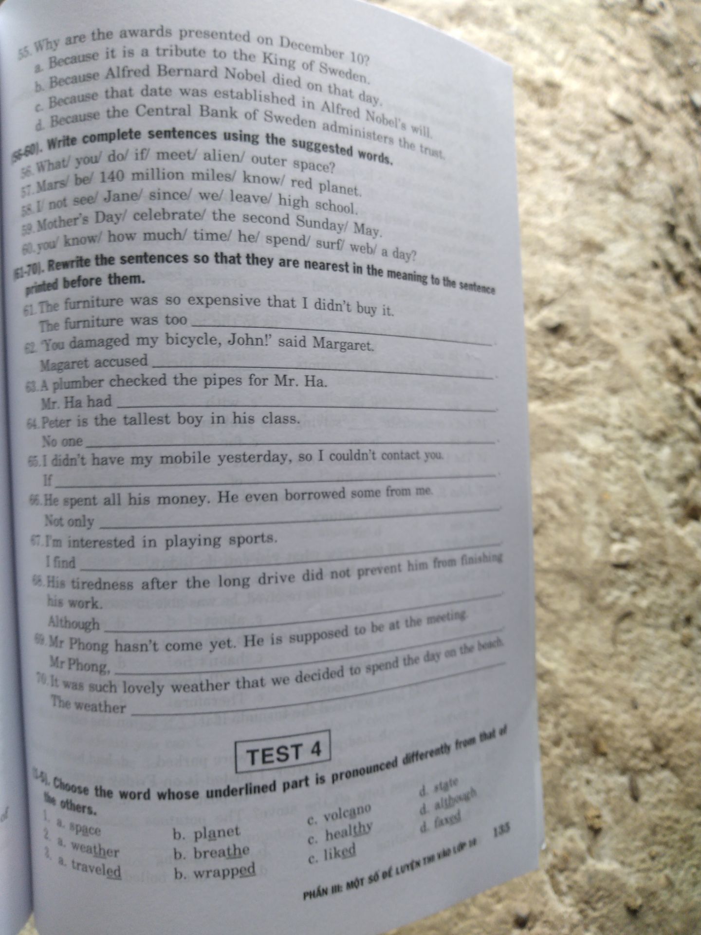 Mua trên tiki nên yên tâm lắm, giao siêu nhanh lại freeship nữa. Sách tái bản 2020 nên mới toanh, bìa sách cứng cáp chất sách cũng siêu dày