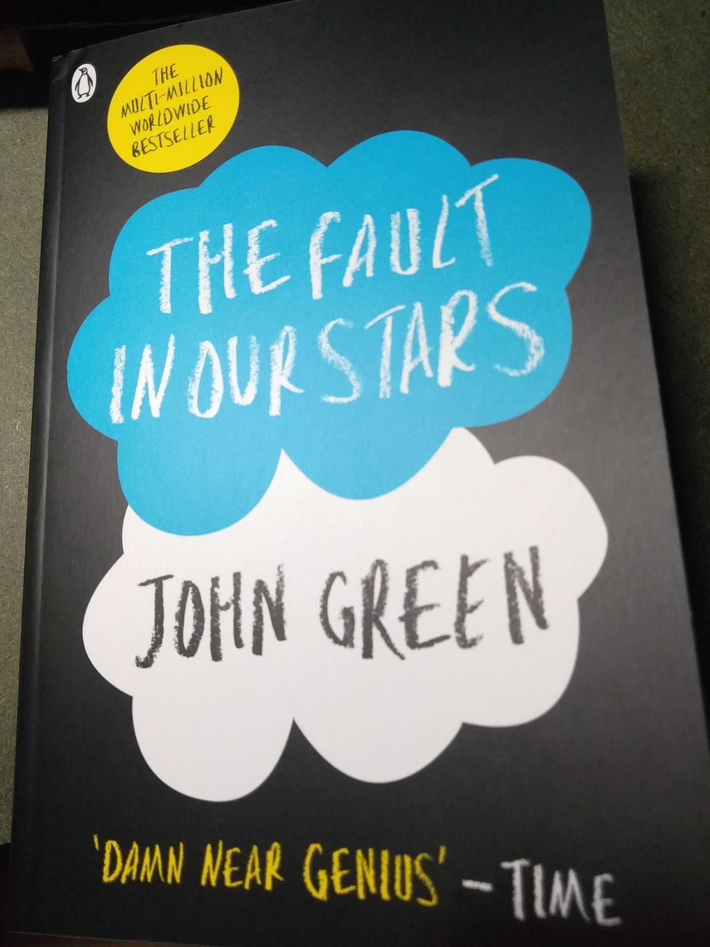 Sách giao nhanh được bọc lớp bao nhựa bên ngoài nên sách không bị trầy xước gì cả. Chất giấy thì như chất giấy cũ hồi xưa í ạ. Nhưng khi đọc highlight vẫn oke chứ không bị lem đâu mn. Nội dung khi đọc khá là dễ hiểu, ai mới định đọc sách tiếng anh thì nên thử cuốn này ạ.